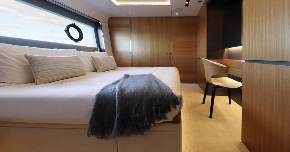 Ocean-Alexander-35-Puro-VIP-cabin