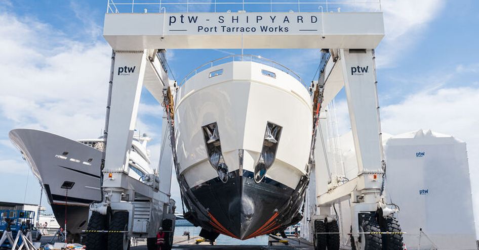 Overview of a crane at ptw Shipyard in Spain, motoryacht elevated above ground.