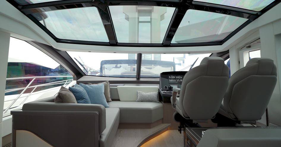 Sunseeker-Predator-75-sunroof-helm-seating