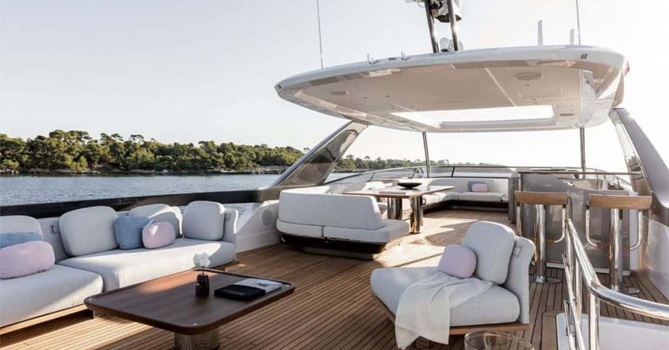 Azimut Grande 26M flybridge, Azimut decks