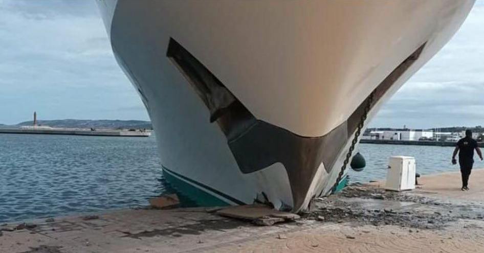 A wide angle view of the damage to Benetti KINGDOM 5KR's hull