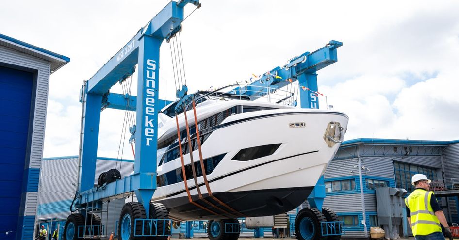 Sunseeker Ocean 156 in slings at launch