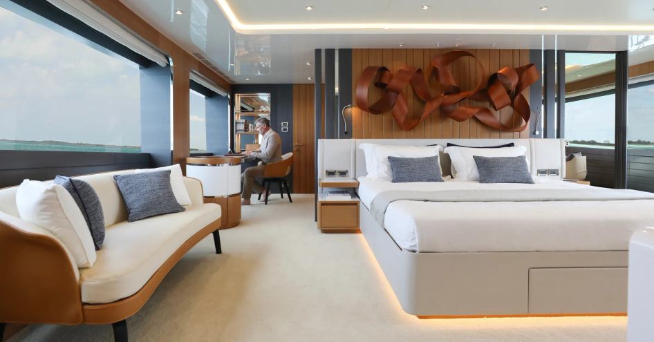 Ocean-Alexander-35-Puro-owner-cabin