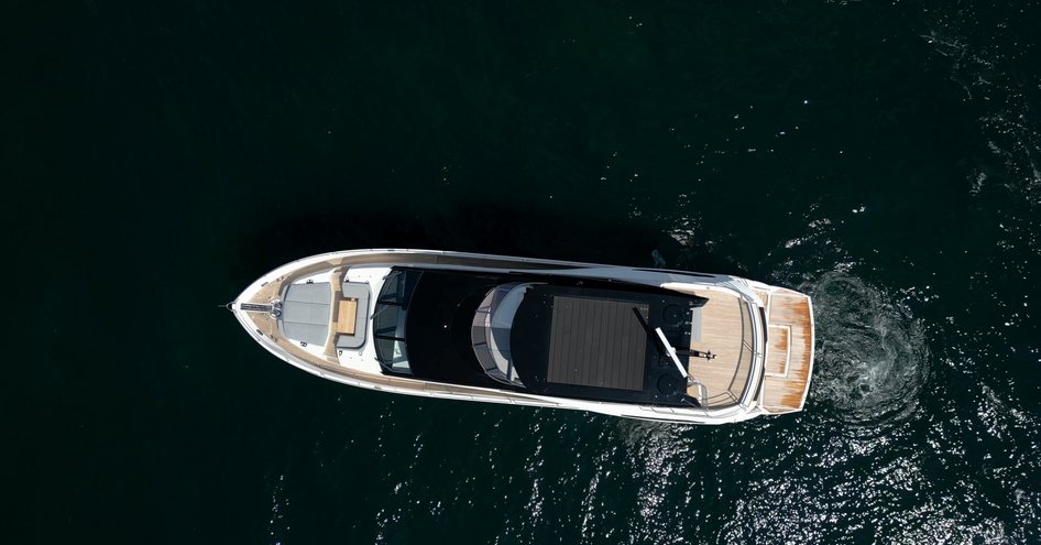 Sunseeker-88-Yacht-overhead