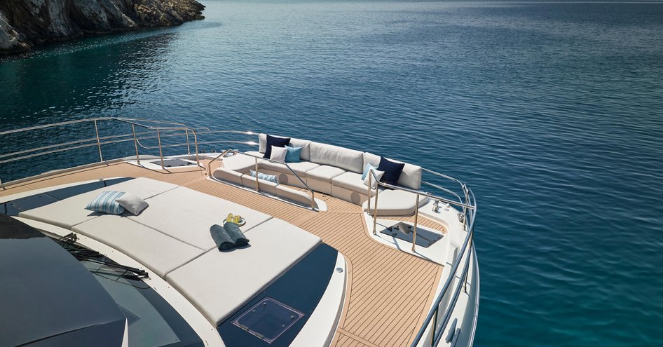 Prestige M8 aft-deck