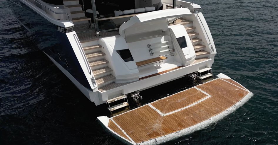 Sunseeker-88-Yacht-swim-platform-low