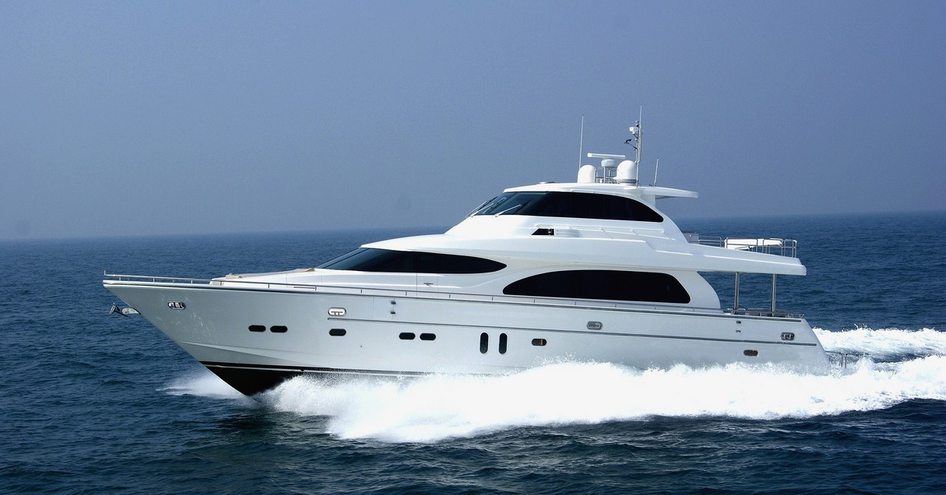 Horizon E78 Yacht running shot