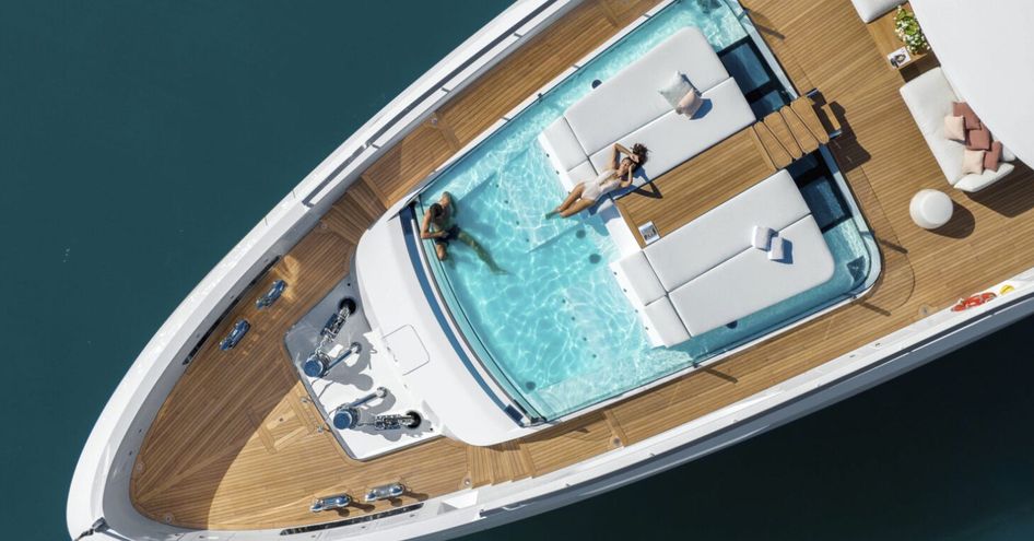 Oceano Mungusta 44 'Island' pool on main deck 