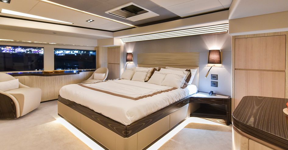 Gulf Craft Majesty 100 Owner's cabin bed window