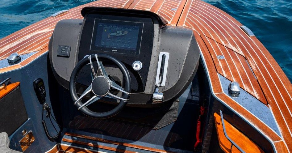 Helm of Evo T2 tender, with steering wheel and control panel