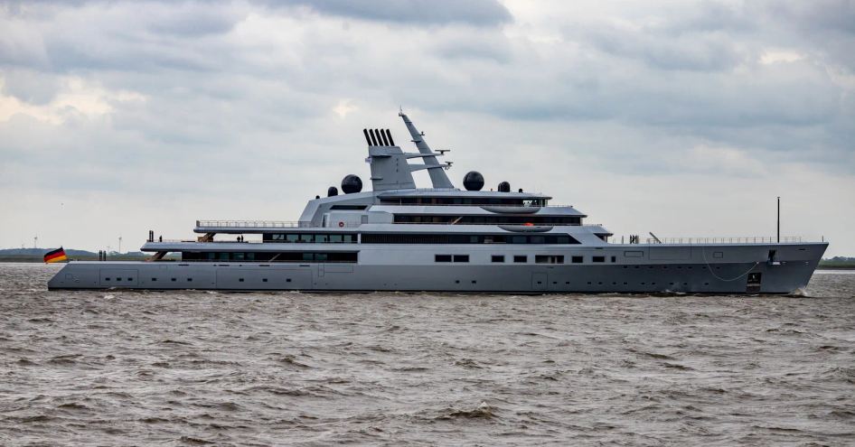 Superyacht DRAGONFLY at sea