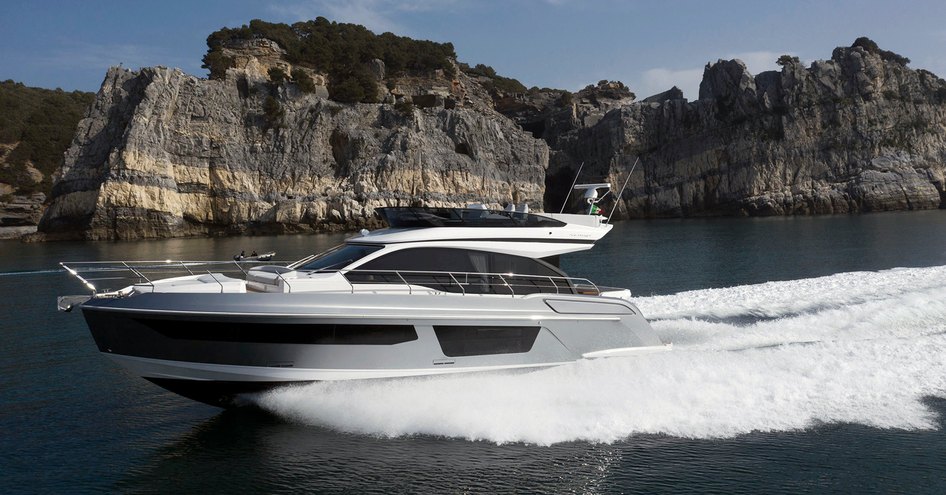 Azimut 53 on water moving at speed