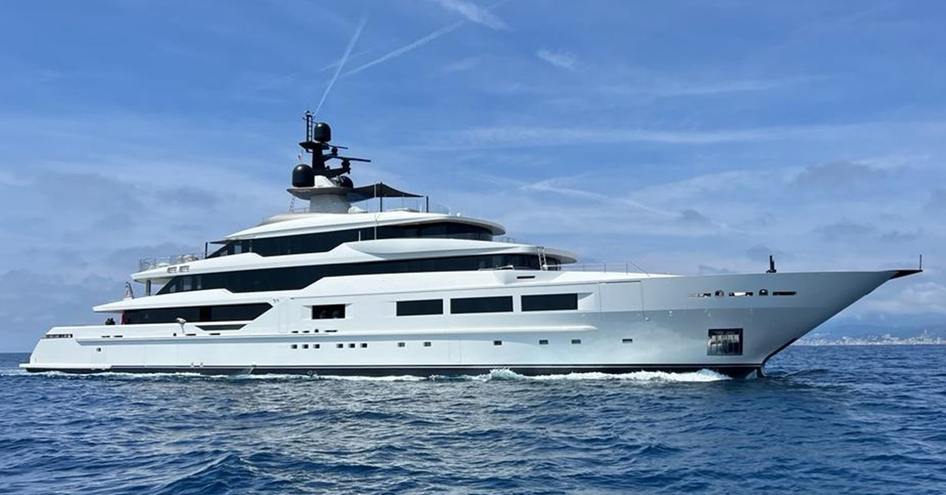 A starboard-side shot of superyacht CASINO ROYALE at sea