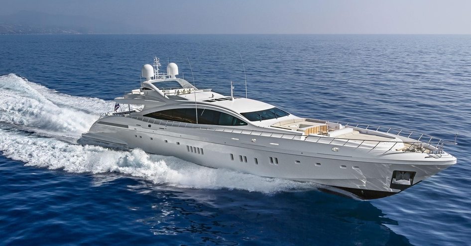 The Mangusta 165E on water moving at speed