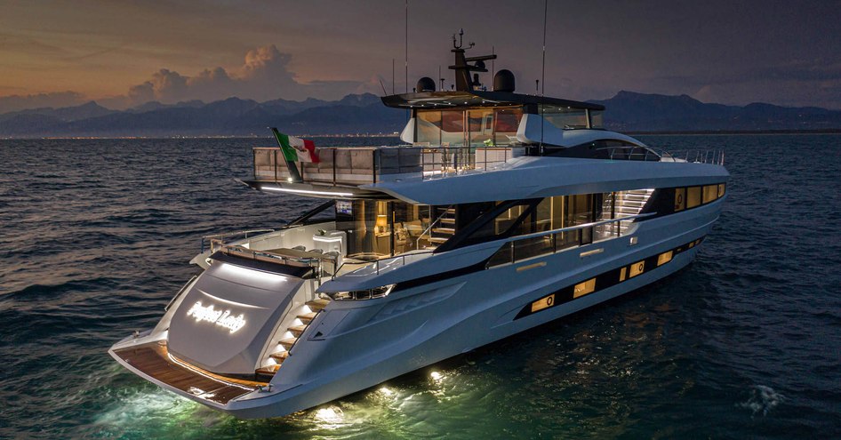 Mangusta GranSport33 at night on sea