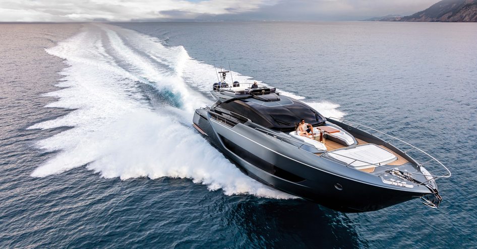 Riva's 88 Folgore moving at speed on water