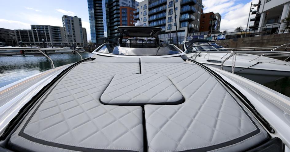 Fairline-F33-foredeck-sunpad