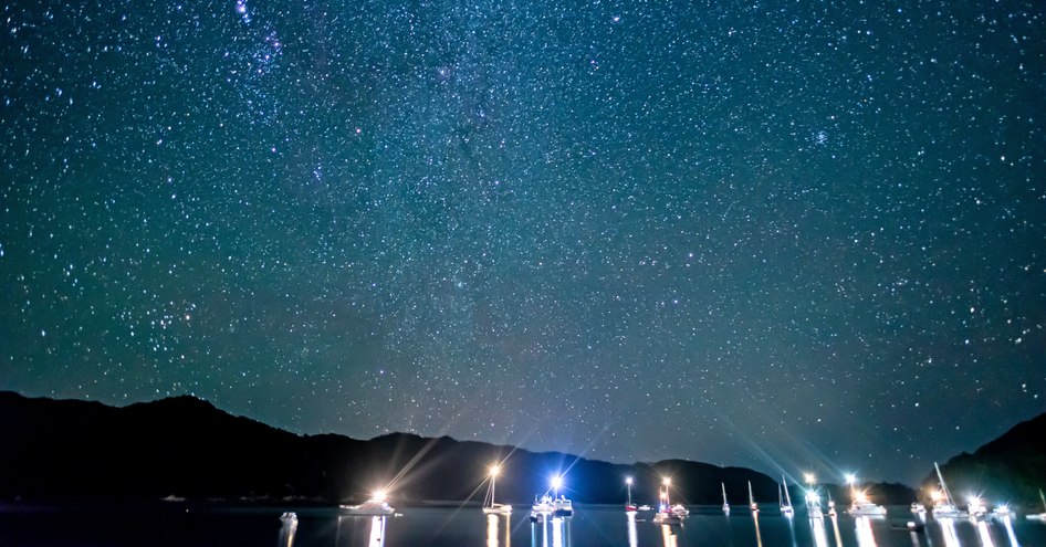 all round white light at night to show anchored