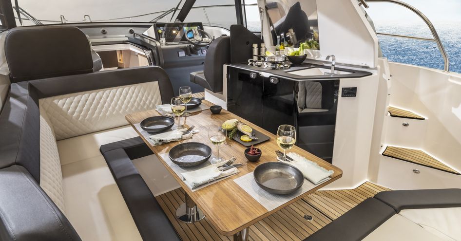 Bavaria SR33 deck lifestyle