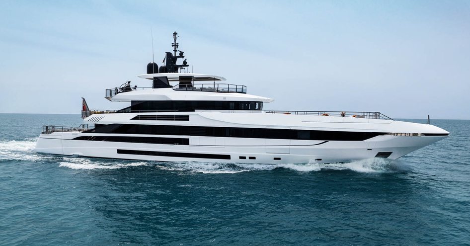 Mangusta Oceano 50 underway, surrounded by sea.