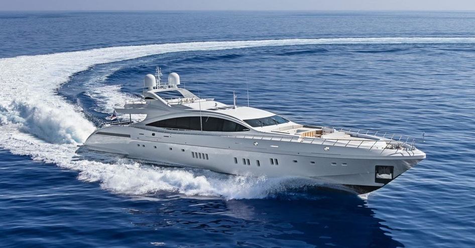 Mangusta 165 on water