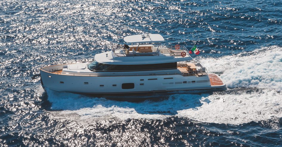 Azimut Magellano Coastal cruising running shot