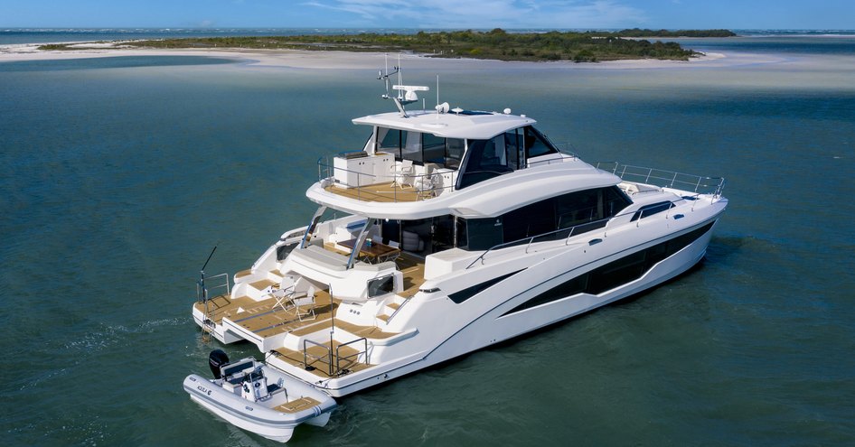 Aquila 70 sun deck