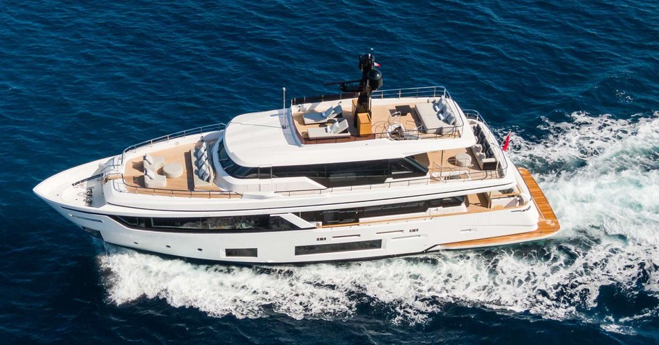 Custom Line Navetta 30 Mrs FG on water