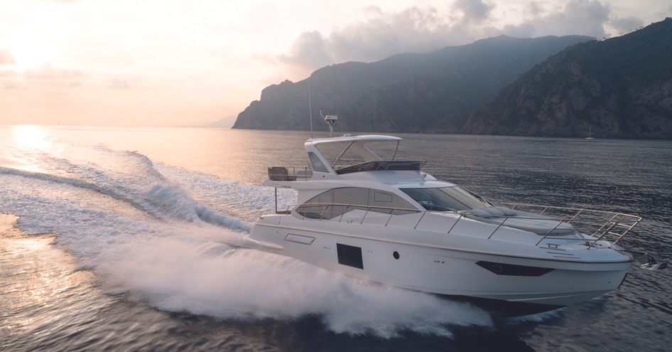 Azimut 55 on water moving at speed