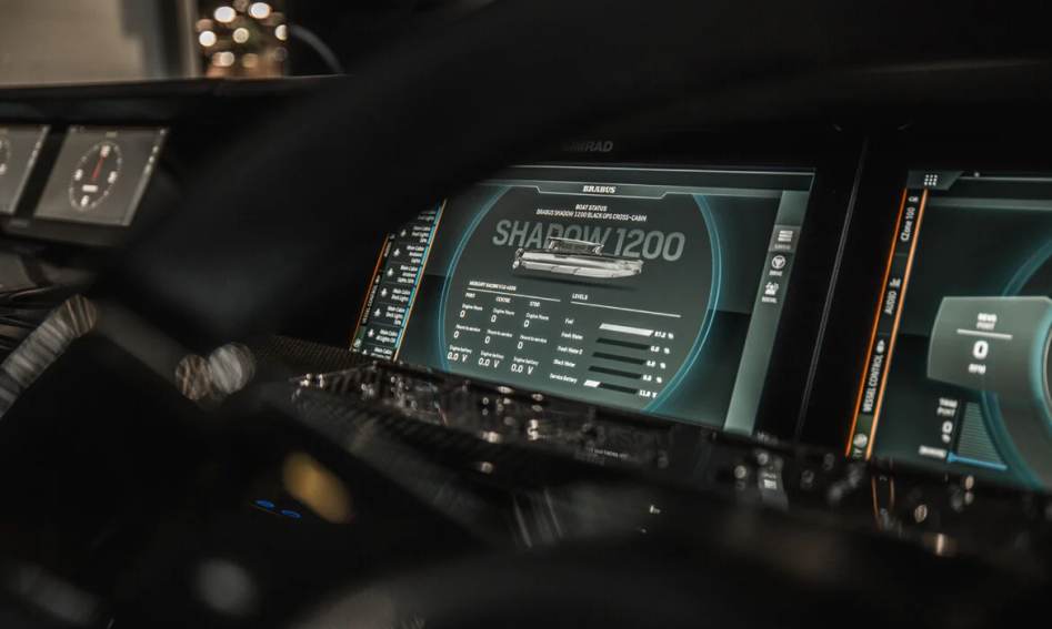 Brabus Marine Shadow 1200 XT Cross-Top , Helm Station