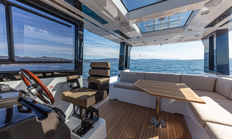 Sundeck 430 Sport, Helm Station