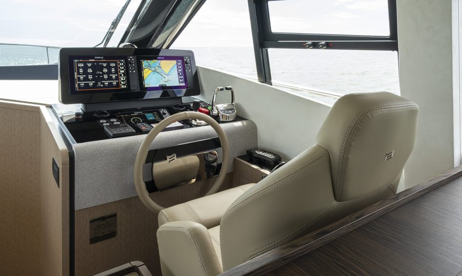 Ferretti 500, Helm Station