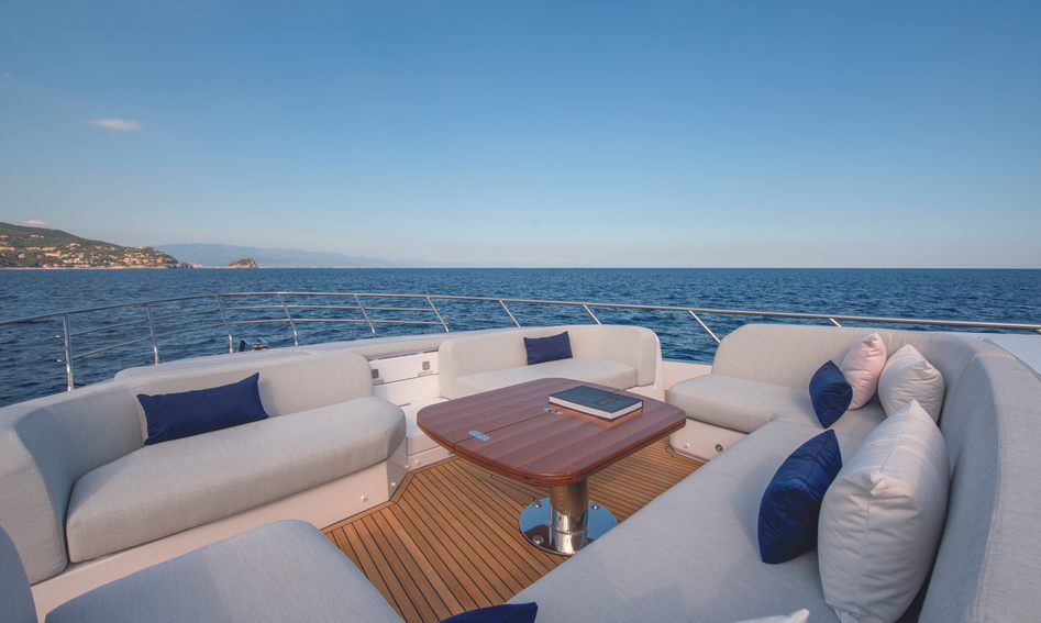 Azimut Fly 78 Gen 2, Deck Area