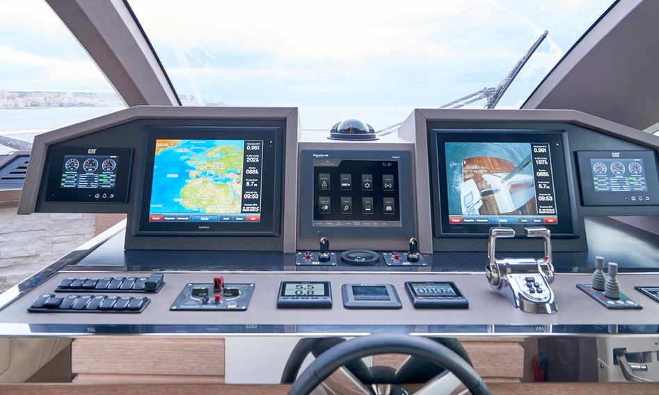 Astondoa 66 Flybridge Mk1, Helm Station