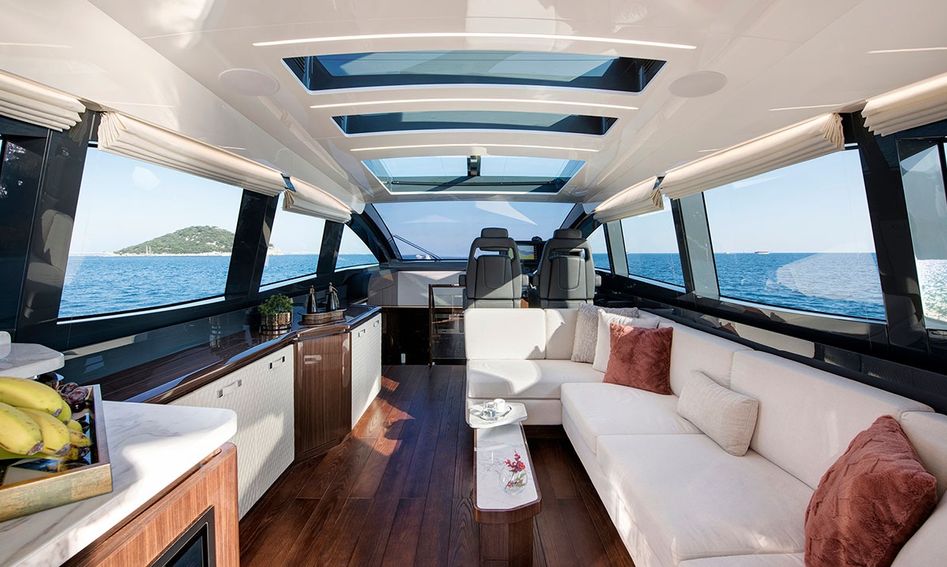 Lazzara LSX67, Interior