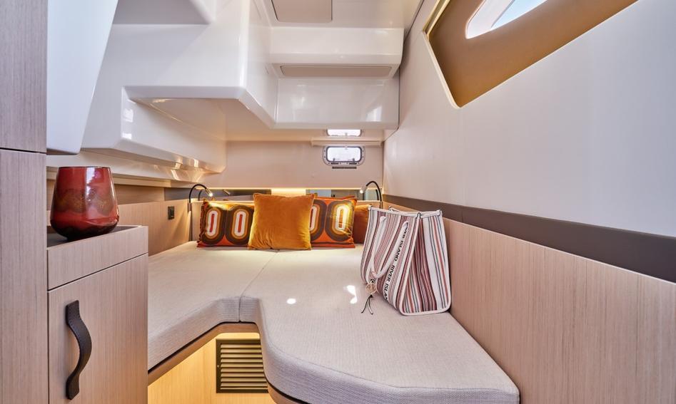 Four Winns TH36, Interior