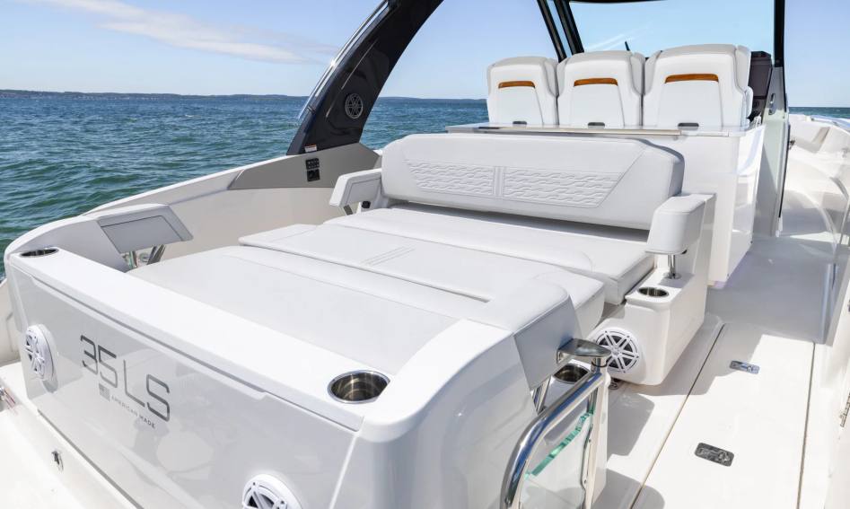 Tiara 35LS, Deck Area