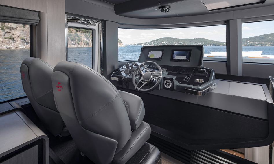 Sirena 60, Helm Station