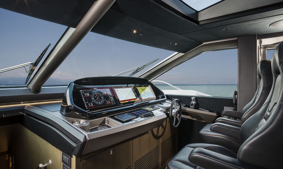 Sunseeker 90 Ocean, Helm Station