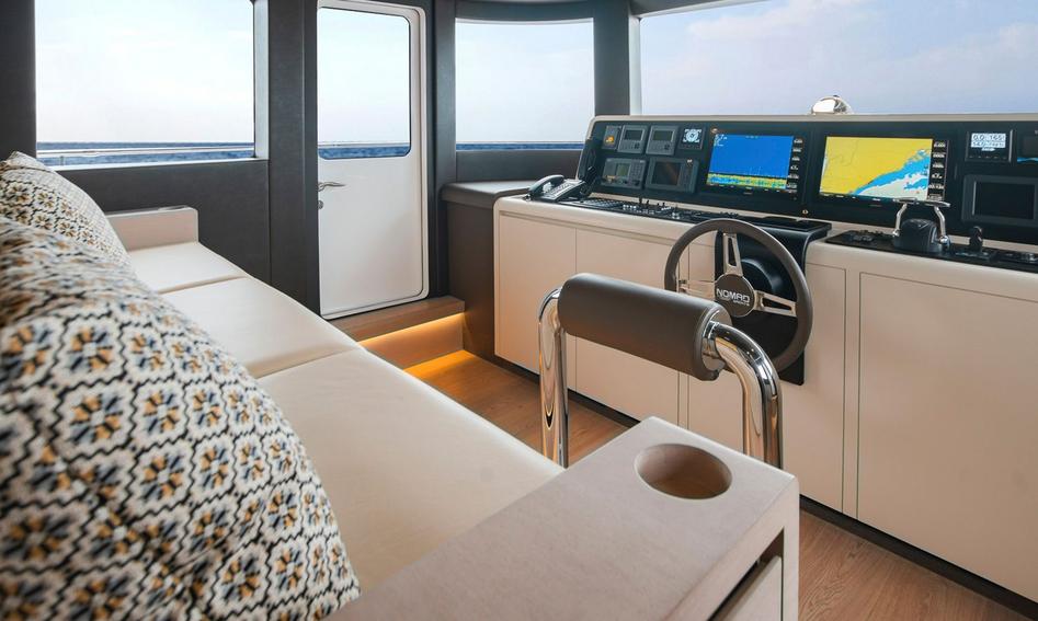 Gulf Craft Nomad 95 SUV, Helm Station