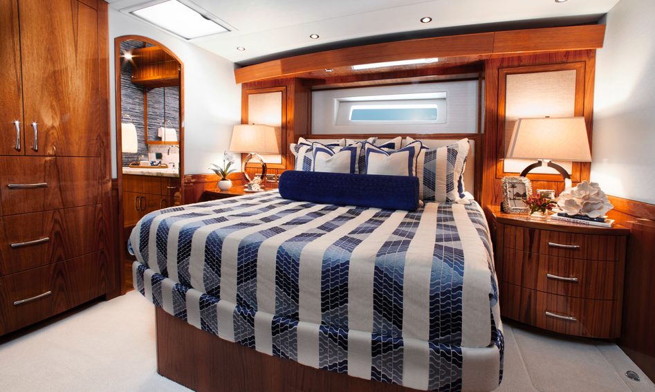 Hatteras GT70, Accommodation