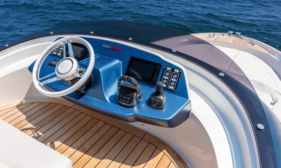 Solaris 48 Flybridge, Helm Station