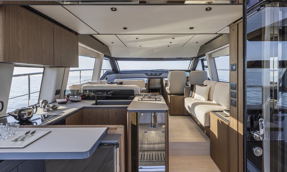 Ferretti 580, Interior