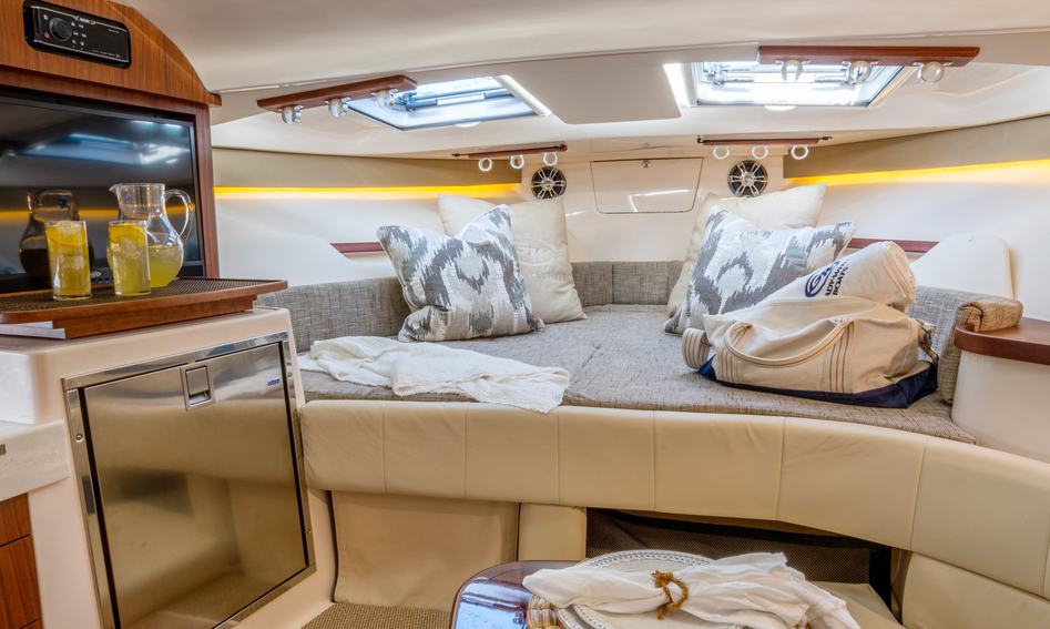 Grady-White Express 330, Accommodation