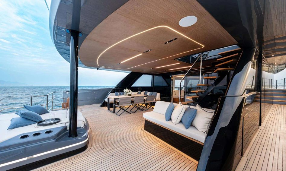 Sunreef Ultima 88, Deck Area