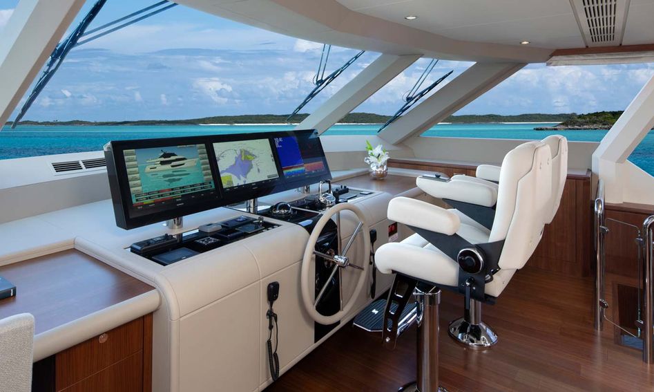 Ocean Alexander 32L, Helm Station