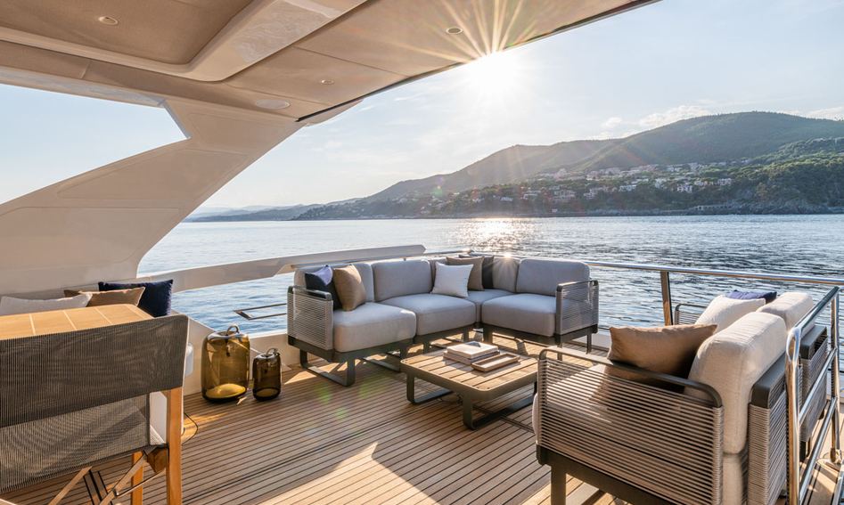 Absolute Navetta 62 , Deck Area