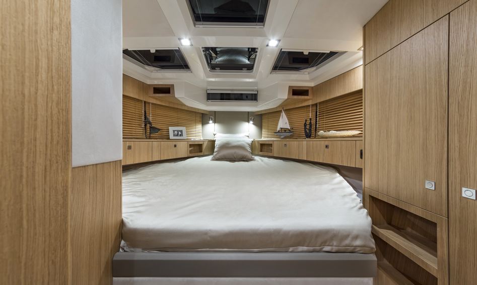 Galeon 370 HTC, Accommodation