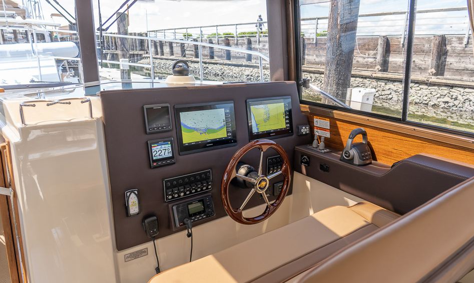 Ranger Tugs R-29 S, Helm Station