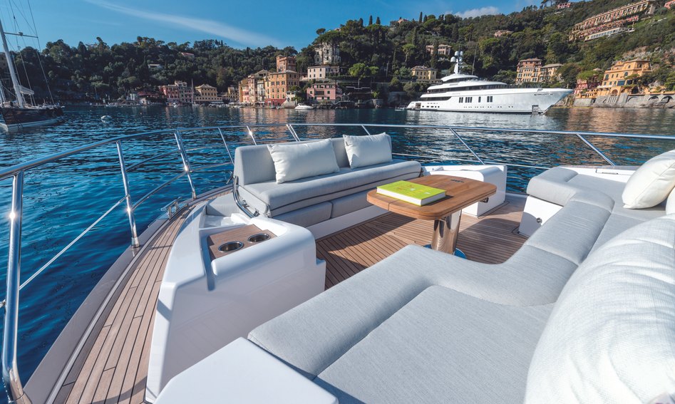 Azimut Fly 60 Mk2, Deck Area